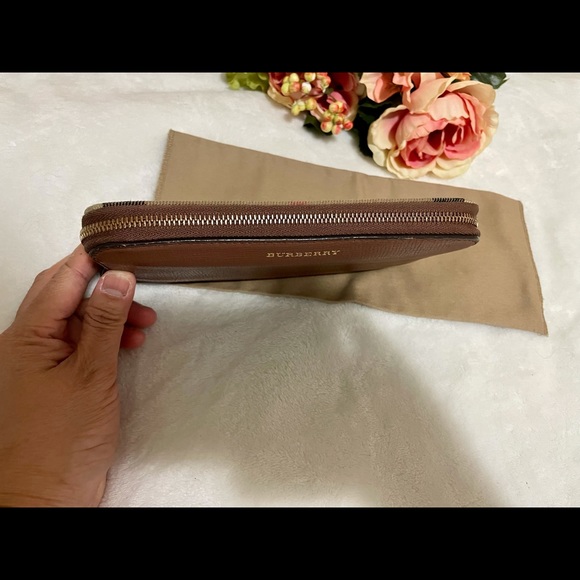 ✨BURBERRY zip wallet✨ - Picture 7 of 14